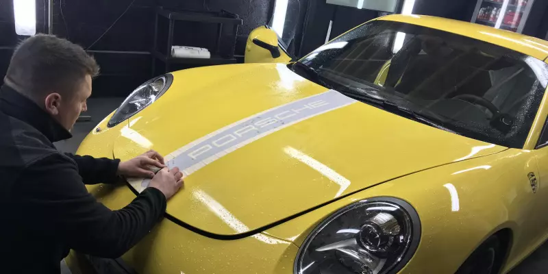 Image Pose de bande sur une Porsche